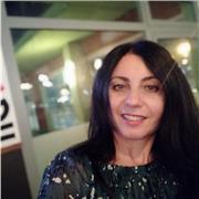 Docente di Diritto ed Avvocato impartisce lezioni a studenti del liceo e di istituti tecnici